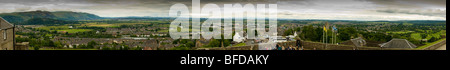Vista panoramica dal Castello di Stirling della città di Stirling con il Trossach national park in distanza Foto Stock