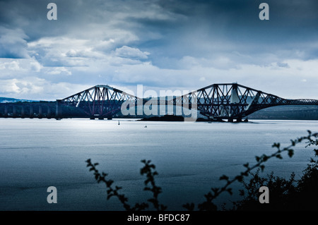 Forth Rail Bridge, che si staglia contro un cielo nuvoloso. Foto Stock