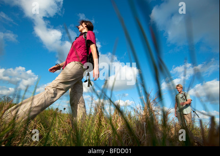 Un paio di escursioni a piedi attraverso il parco nazionale delle Everglades, Florida. Foto Stock