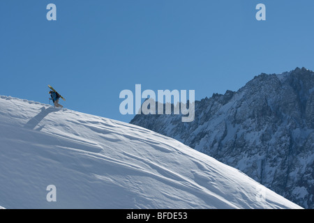 Una femmina di sciatore escursioni con gli sci in Cile. Foto Stock