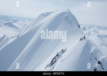 Due gli sciatori su una montagna innevata pronte a scendere in Haines, Alaska. Foto Stock