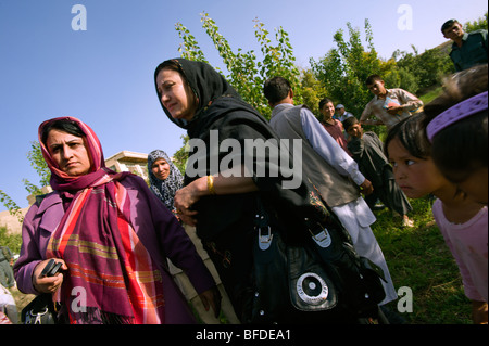 Una delle due donne in esecuzione per il presidente afgano, campagne in un quartiere periferico di Kabul, Afghanistan. Foto Stock