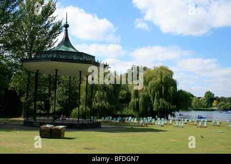 Il palco per spettacoli e gite in barca sul lago in Regent's Park, Londra Foto Stock