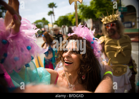 Una donna in costume ad una parata di estate a Santa Barbara. La parata caratteristiche stravaganti carri allegorici e costumi. Foto Stock