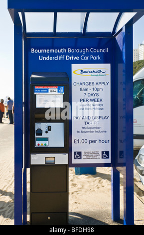 A pagare e visualizzare i biglietti per il parcheggio macchina. Bournemouth Beach parcheggio auto. Il Dorset. Regno Unito. Foto Stock