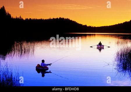 Pesca a mosca al tramonto sul Lac des Roches, British Columbia, Canada Foto Stock