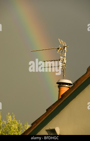 Rainbow su tetti Foto Stock