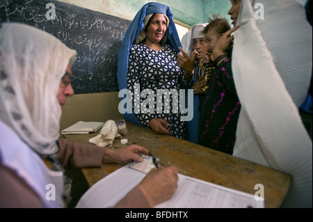 Le donne afghane votare nelle 2009 elezioni presidenziali e parlamentari a Mazar-i Sharif, Afghanistan Foto Stock