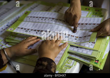 Le donne afgane poll lavoratori scrutini del conteggio del 2009 le elezioni presidenziali e parlamentari a Mazar-i Sharif, Afghanistan Foto Stock