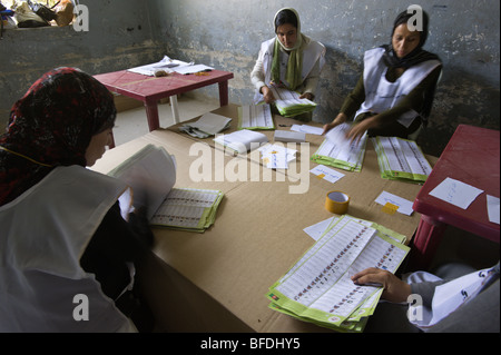 Le donne afgane poll lavoratori scrutini del conteggio del 2009 le elezioni presidenziali e parlamentari a Mazar-i Sharif, Afghanistan Foto Stock