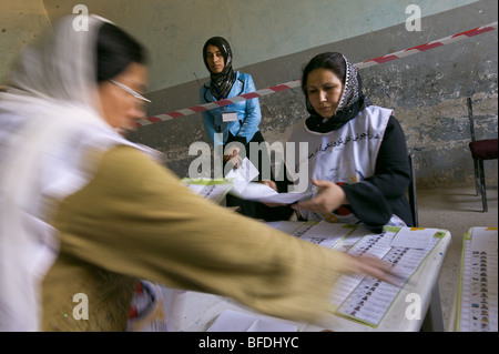 Le donne afgane poll lavoratori scrutini del conteggio del 2009 le elezioni presidenziali e parlamentari a Mazar-i Sharif, Afghanistan Foto Stock