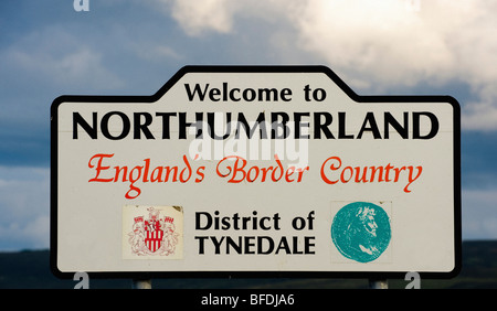 Cartello stradale "Welcome to Northumberland England's Border Country" Foto Stock