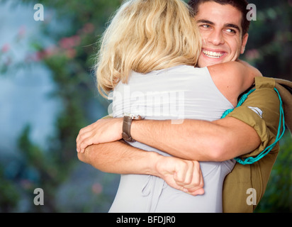 Soldato israeliano tornando a casa, abbracciando la sua madre. Foto Stock