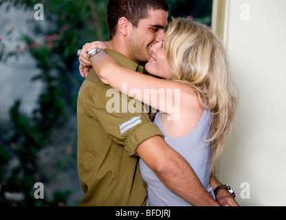 Soldato israeliano tornando a casa, abbracciando la sua madre. Foto Stock