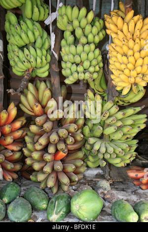 Le banane e le banane da cuocere per la vendita su un mercato in stallo il Mto Wa Mbu, Tanzania Foto Stock