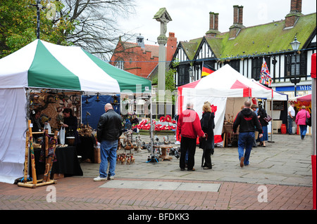 Le bancarelle del mercato nella piazza della città in Nantwich Foto Stock