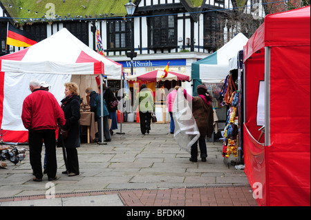 Le bancarelle del mercato nella piazza della città in Nantwich Foto Stock