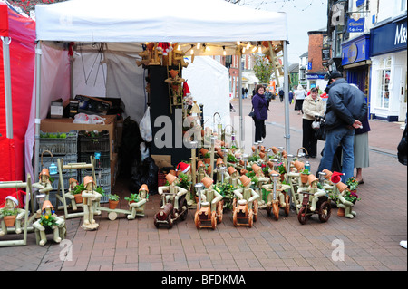 Le bancarelle del mercato nella piazza della città in Nantwich Foto Stock