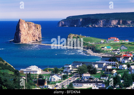 Villaggio costiero con Perce Rock, Perce, Gaspe, Quebec, Canada Foto Stock