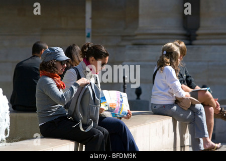 Gli studenti studiano vicino alla Sorbona di Parigi, Francia. Foto Stock