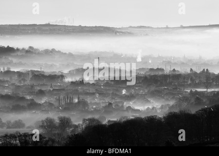 Sunrise, e la nebbia riempie la valle di Wharfedale. Una vista da Ilkley Moor nel West Yorkshire, Inghilterra Foto Stock