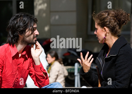 Il francese l uomo e la donna hanno una conversazione vicino alla Sorbona di Parigi, Francia. Foto Stock