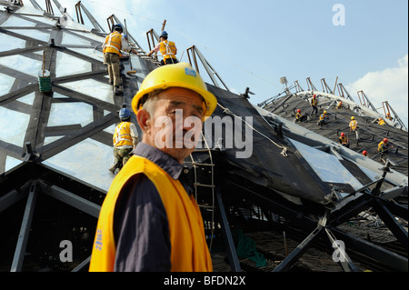 Lavoratori cinesi a Emirati Arabi Uniti Padiglione della costruzione del sito del World Expo 2010 a Shanghai in Cina.15-ott-2009 Foto Stock