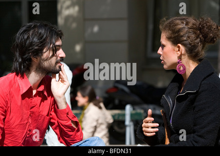 Il francese l uomo e la donna hanno una conversazione vicino alla Sorbona di Parigi, Francia. Foto Stock