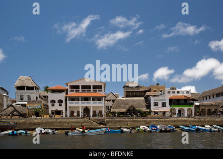 Vista costiera di imbarcazioni e la cittadina sul mare - isola di Lamu, Kenya Foto Stock