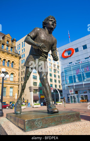 Statua di Terry Fox (1958-1981) al di fuori del centro informazioni Visitatori nella città di Ottawa, Ontario, Canada Foto Stock