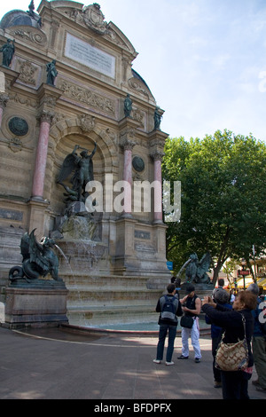 La Fontaine Saint-Michel situato in Place Saint Michel, Paris, Francia. Foto Stock