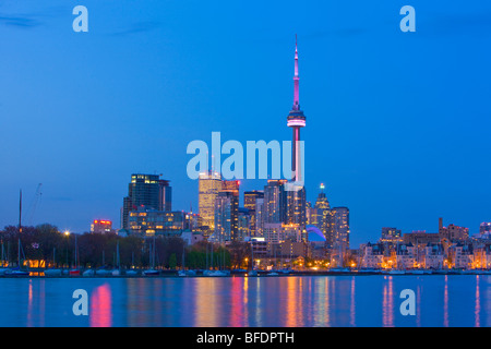 Skyline di Toronto al tramonto visto da Ontario Place, Toronto, Ontario, Canada Foto Stock
