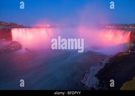 Il ferro di cavallo scende lungo il fiume Niagara al crepuscolo durante l'illuminazione serale, Niagara Falls, Ontario, Canada Foto Stock