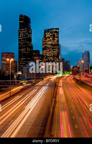 Preso dalla Yesler San cavalcavia durante la serata il pendolarismo ora lungo la Interstate Highway 5, a Seattle, Washington, Stati Uniti d'America. Foto Stock