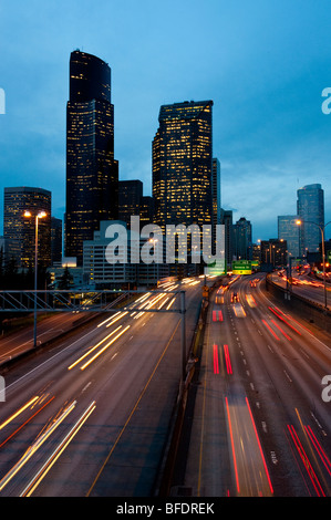 Preso dalla Yesler San cavalcavia durante la serata il pendolarismo ora lungo la Interstate Highway 5, a Seattle, Washington, Stati Uniti d'America. Foto Stock