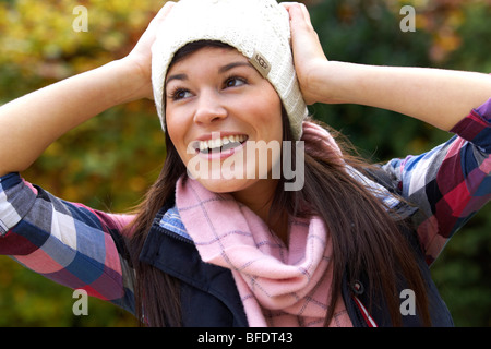 Felice ragazza indossando un cappello e sciarpa Foto Stock