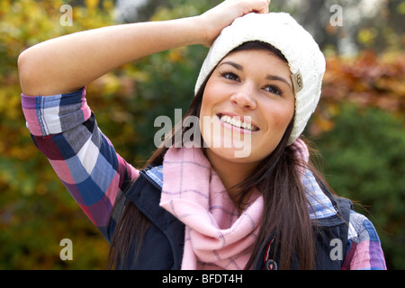 Ritratto di una ragazza che indossa un cappello e sciarpa Foto Stock