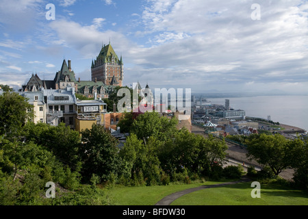 Skyline di vecchia Quebec city visto da Cap Diamant con il Fairmont Le Chateau Frontenac, la Terrasse Dufferin e il porto Foto Stock