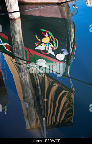 Barca riflesso nell'acqua. Chioggia, Veneto, Italia Foto Stock