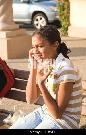 African American Girl Teen con trecce parlando al telefono mobile MR Foto Stock