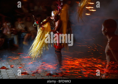 Sanghyang Jaran danza al fine di kecak dance show in Ubud, Bali Foto Stock