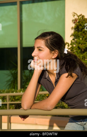 Giovane gente di etnia ragazza 13-14 anni vecchio medita medita . Signor Myrleen Pearson Foto Stock