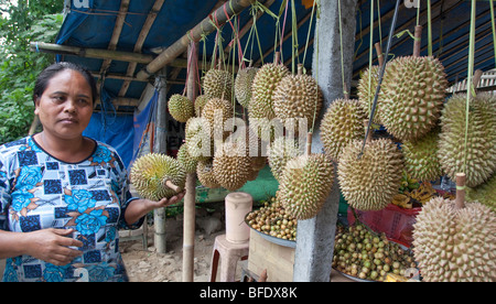 Frutta Durian in vendita su un mercato a Bali, in Indonesia Foto Stock