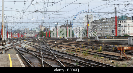 Bruxelles Sud Midi stazione ferroviaria, Bruxelles, Belgio; che mostra tracce multiple e il sovraccarico dei cavi di alimentazione. Foto Stock