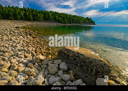 Costa rocciosa di Georgian Bay a poco Cove, Bruce Peninsula National Park, Ontario, Canada Foto Stock