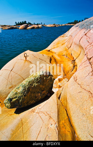 Glaciale di roccia irregolare sulla riva del Georgian Bay, a sud di Philip Edward Island, Ontario, Canada Foto Stock