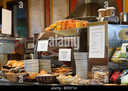 Auto-contatore di servizio presso una caffetteria in Clifden, Irlanda Foto Stock