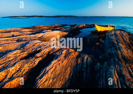 I kayak sulla riva del Georgian Bay nei pressi di aderenza Harbour, Ontario, Canada Foto Stock