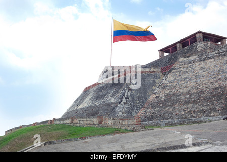 Castillo San Felipe de Barajas con la bandiera nazionale colombiana che vola da un palo, Cartagena de Indias, Colombia, Sud America Foto Stock