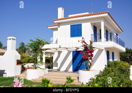 Piccola villa con persiane blu, Ayia Napa, Famagusta District, Cipro Foto Stock